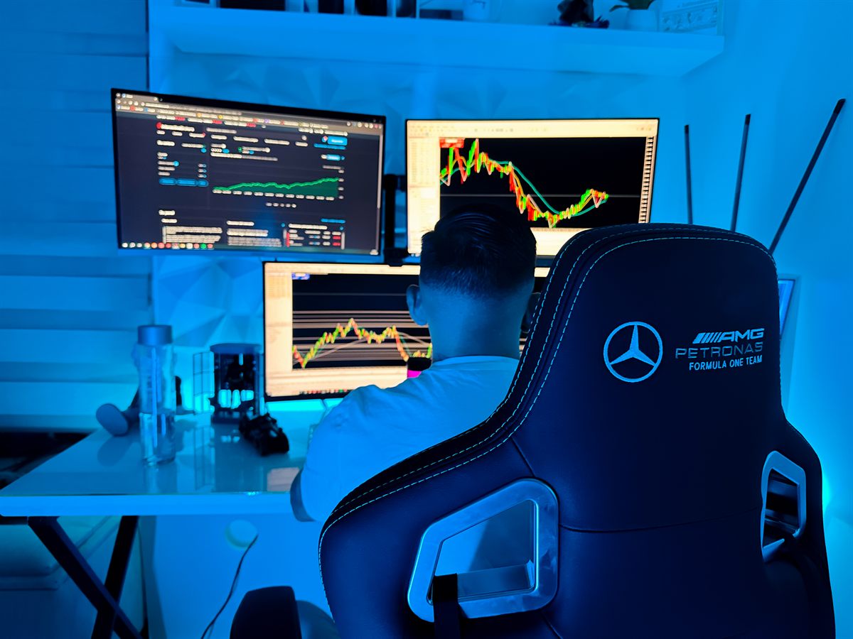 Jimmy Duran en su estación de trading con varios monitores